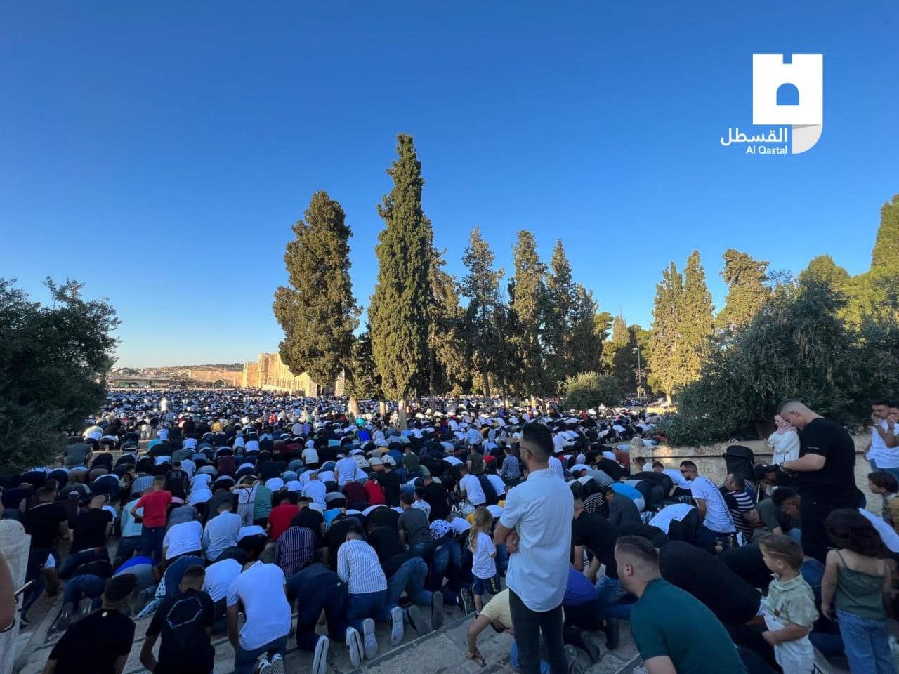 الآلاف يؤدون صلاة عيد الأضحى المبارك في باحات المسجد الأقصى