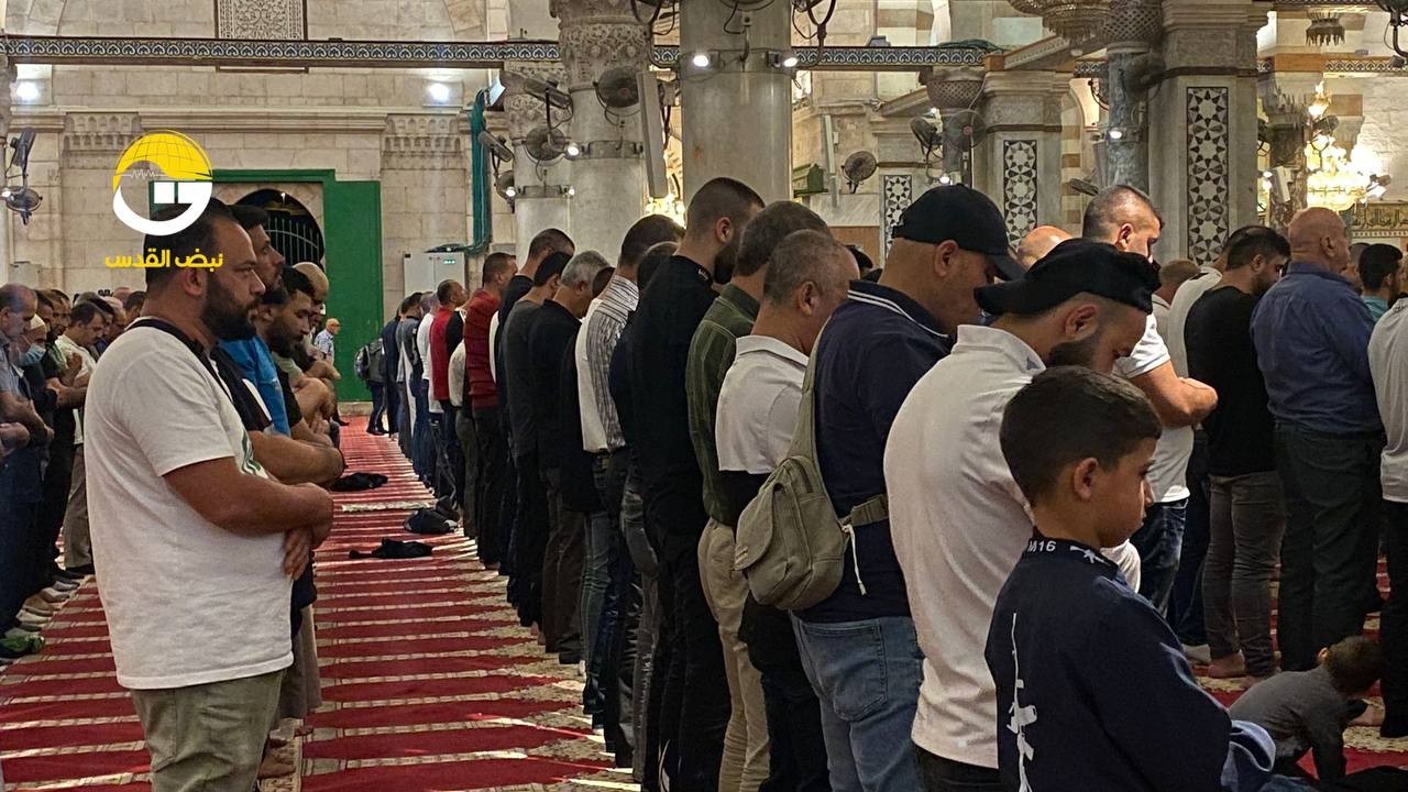 آلاف المصلين يؤدون صلاة الفجر في باحات المسجد الأقصى المبارك