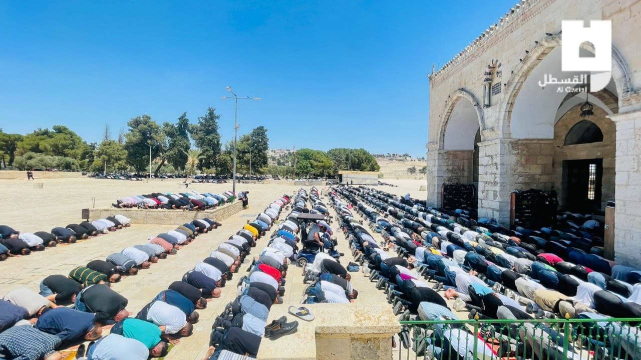 عشرات الآلاف يؤدون صلاة الجمعة بيوم عرفة في باحات المسجد الأقصى المبارك