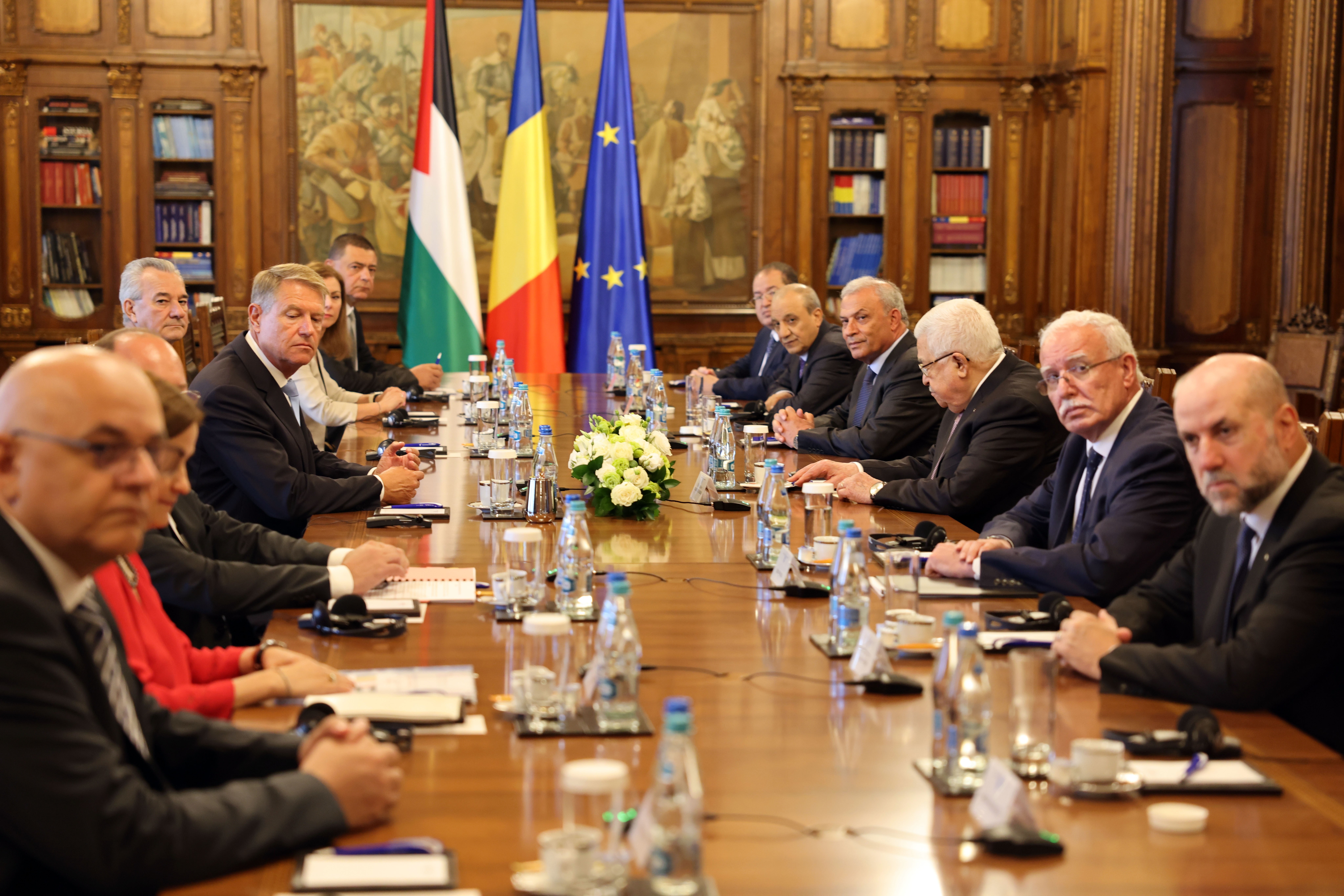 تفاصيل لقاء الرئيس عباس مع نظيره الروماني في العاصمة بوخارست