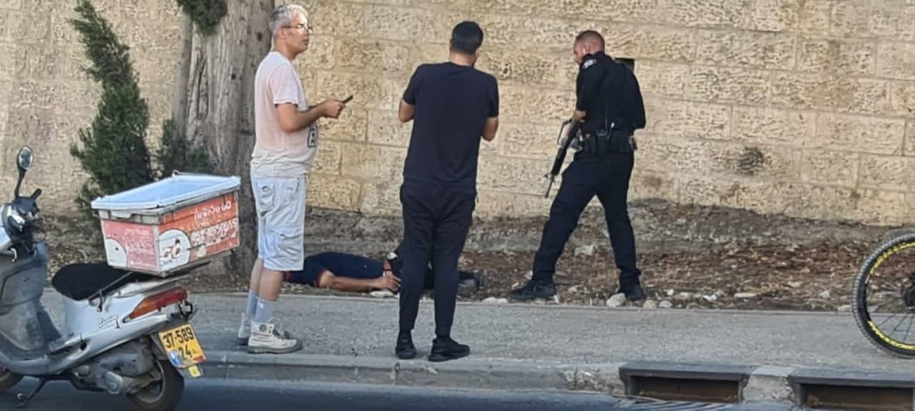 شاهد: الاحتلال يُطلق النار على شاب بزعم تنفيذه عملية طعن شرق القدس