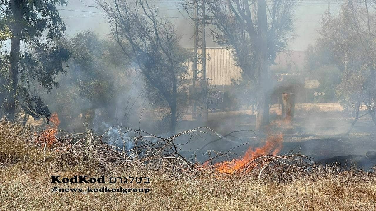 بالصور: اندلاع حريق في "ناحل عوز" يشتبه بأنه بفعل بالون حارق