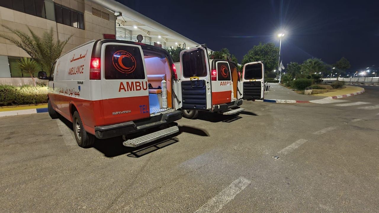 الهلال الأحمر ينقل 4 أطفال من غزة إلى مستشفى المقاصد  بالقدس