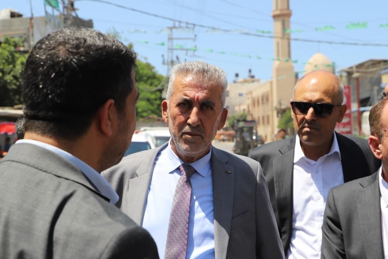 وزير فلسطيني يزور جباليا ويطّلع على أعمال إعادة تأهيل شارع القدس