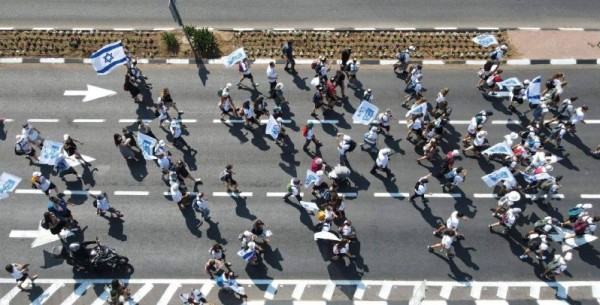 شاهد: انطلاق مسيرة عائلة غولدن للمطالبة باستعادة الجنود الإسرائيليين الأسرى