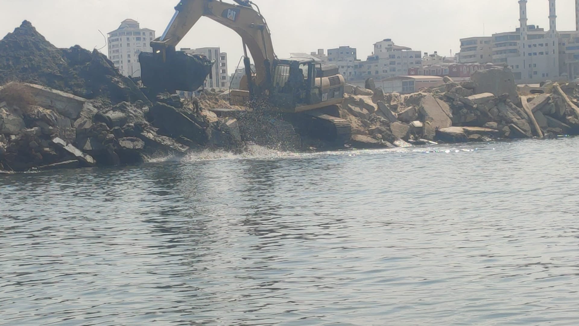 سلطة الموانئ البحرية تشرع بتعميق حوض ميناء غزة البحري