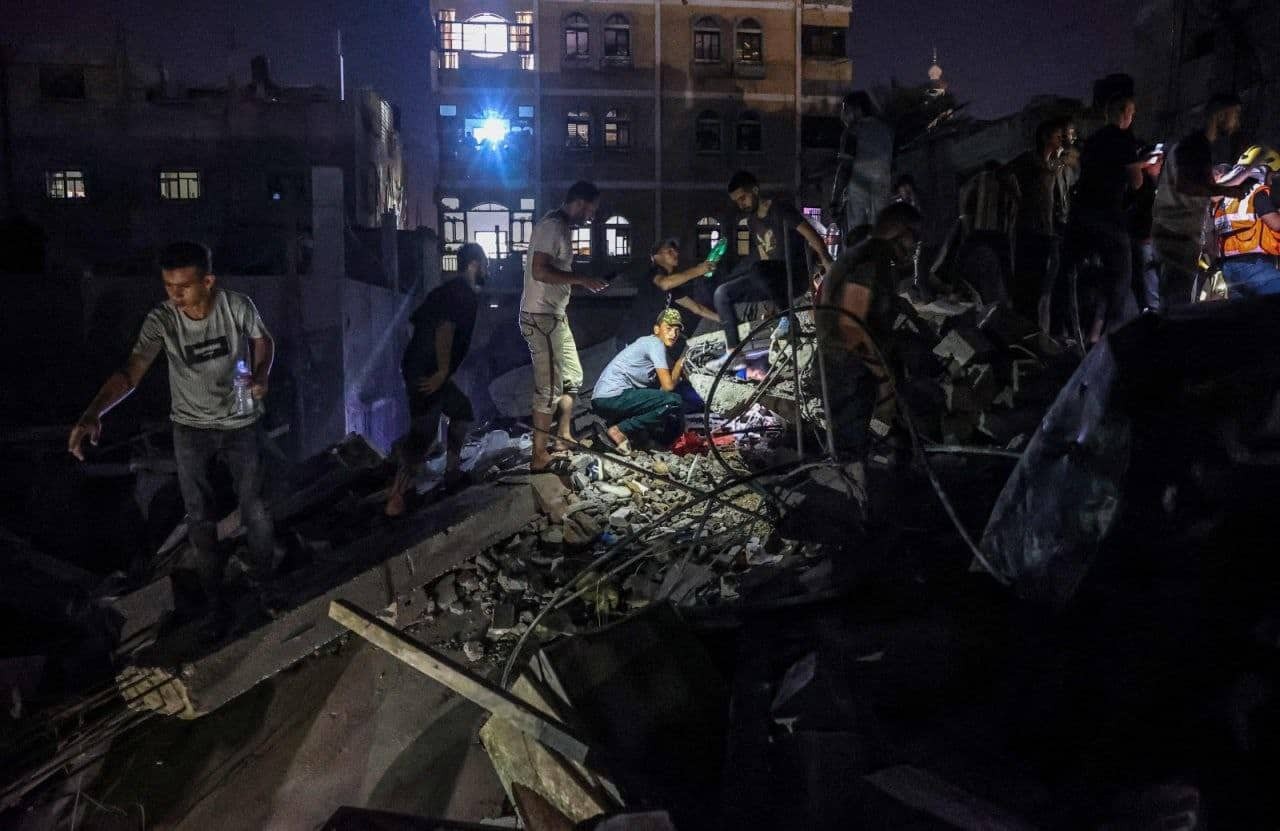 بالفيديو: لحظة توافد الإصابات إلى المشفى جراء قصف المنازل السكنية غرب رفح