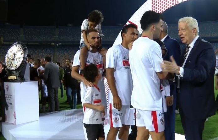 بالصور.. الزمالك يتسلم درع الدوري بعد لقاء الاتحاد