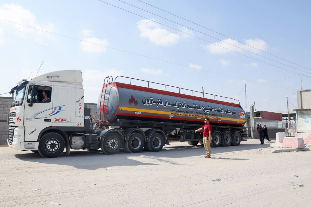 بدء دخول الشاحنات المحملة بالوقود إلى غزة عبر حاجز كرم أبو سالم