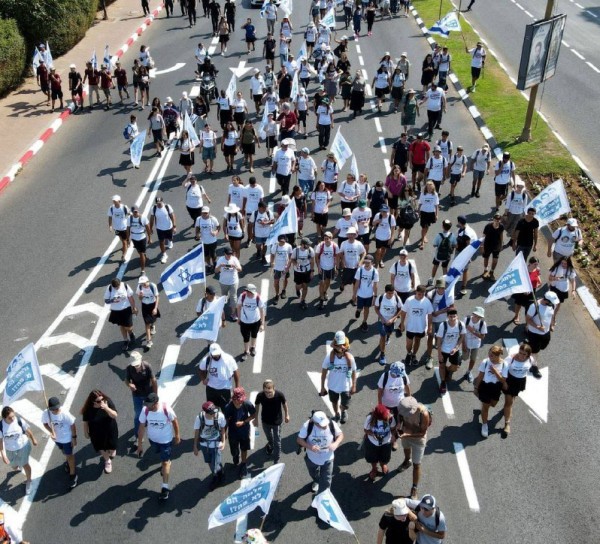 شاهد: انطلاق مسيرة عائلة غولدن للمطالبة باستعادة الجنود الإسرائيليين الأسرى