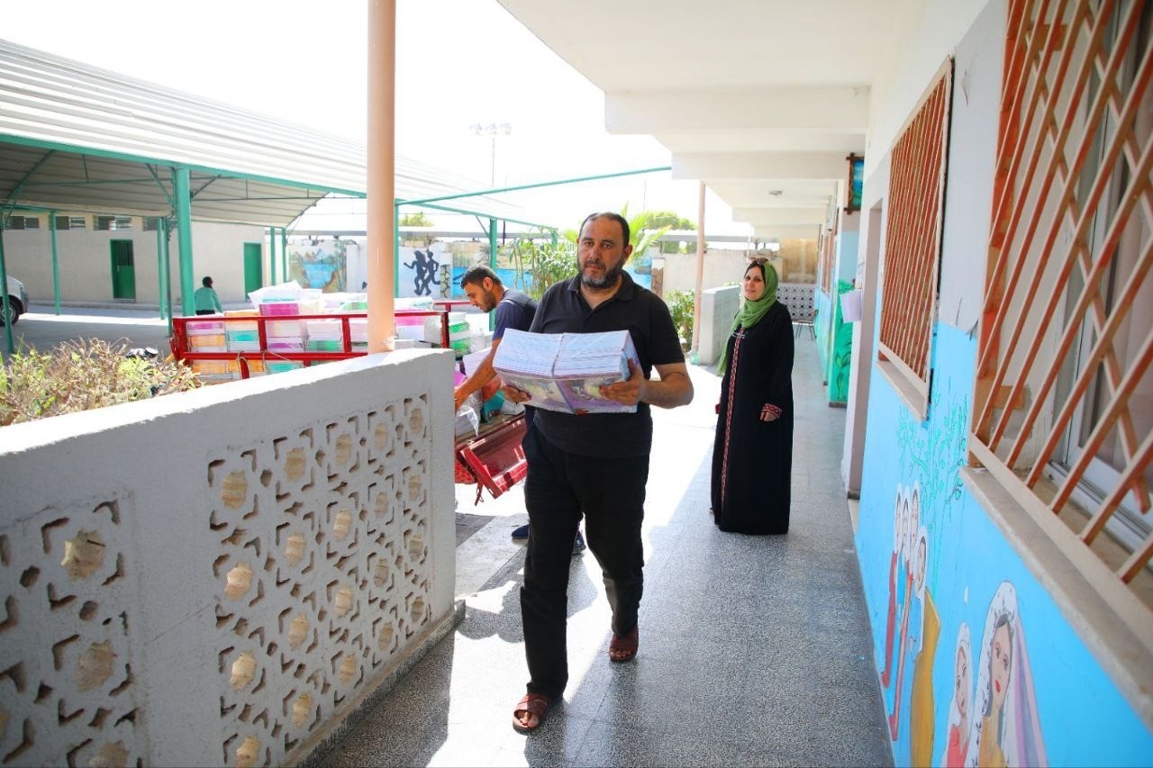 تعليم غزة تُطلق حملة توزيع الكتب المدرسية الخاصة بالفصل الدراسي الجديد