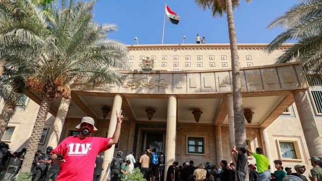 قرار بفرض حظر التجوال.. مئات المتظاهرين يقتحمون القصر الجمهوري في بغداد