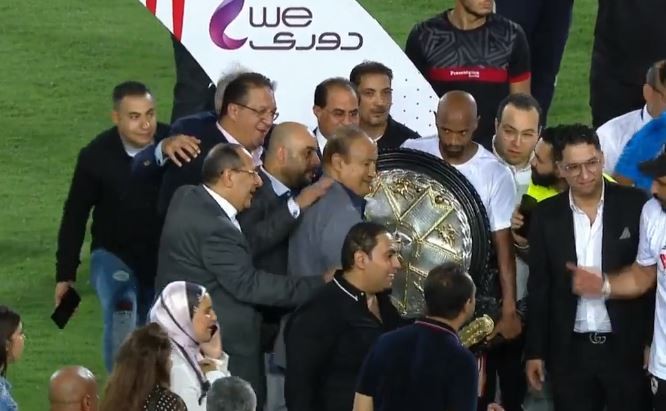بالصور.. الزمالك يتسلم درع الدوري بعد لقاء الاتحاد