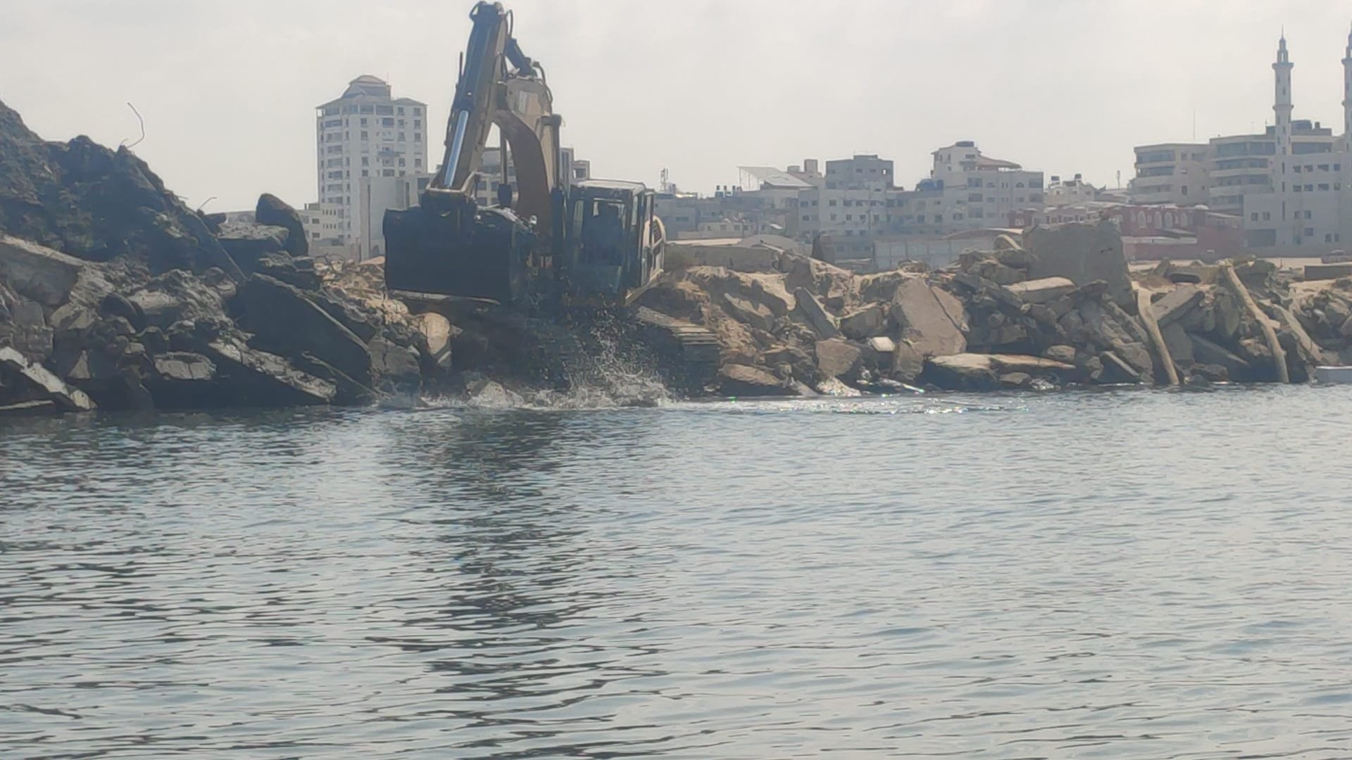 سلطة الموانئ البحرية تشرع بتعميق حوض ميناء غزة البحري