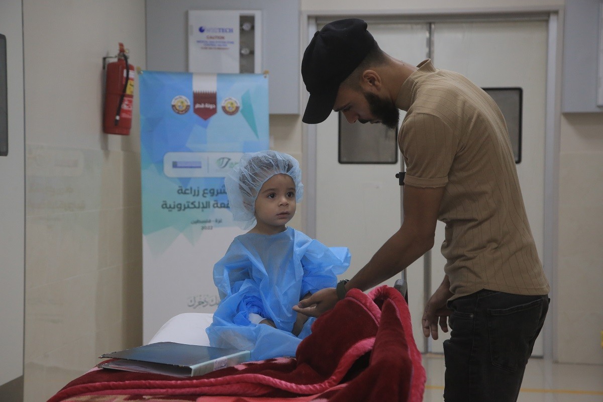 مستشفى حمد بغزة يستقبل وفدًا طبيًا قطريًا لزراعة القوقعة وتركيب أطراف ذكية