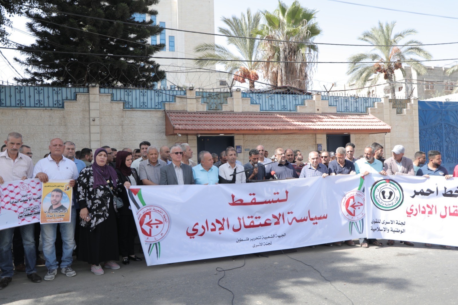 بالصور: "الشعبية" تُنظم وقفة في غزة دعمًا للأسرى المضربين عن الطعام