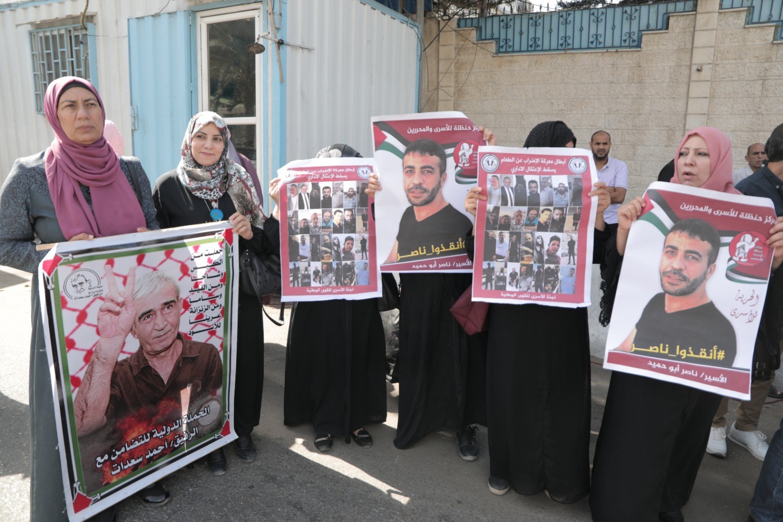 بالصور: "الشعبية" تُنظم وقفة في غزة دعمًا للأسرى المضربين عن الطعام