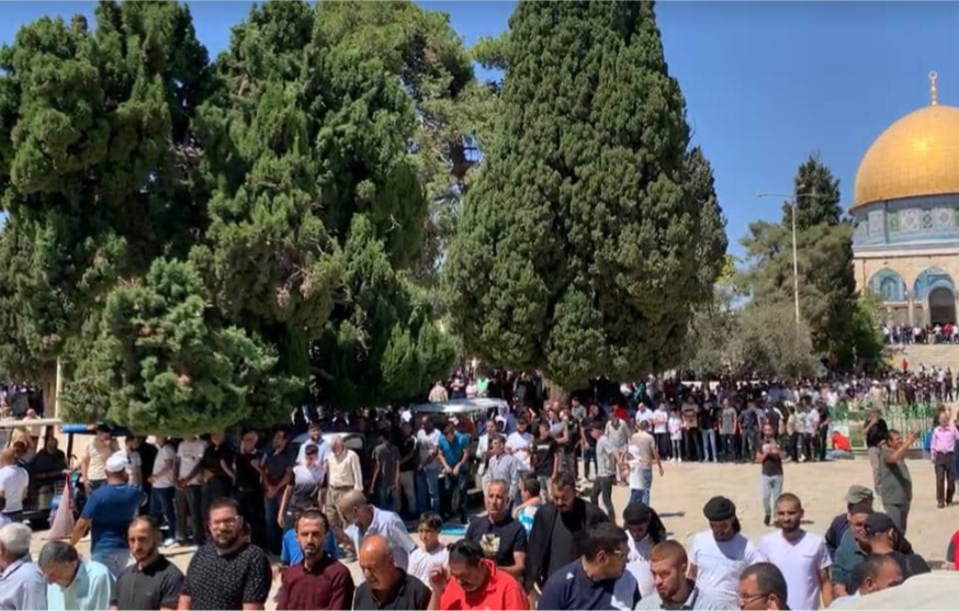 60 ألفًا يؤدون صلاة الجمعة في باحات المسجد الأقصى المبارك