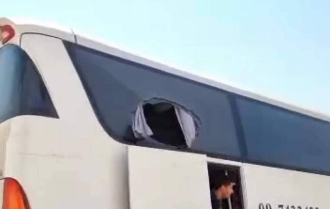 بالفيديو والصور: إصابات في عملية إطلاق نار صوب حافلة للمستوطنين قرب غور الأردن