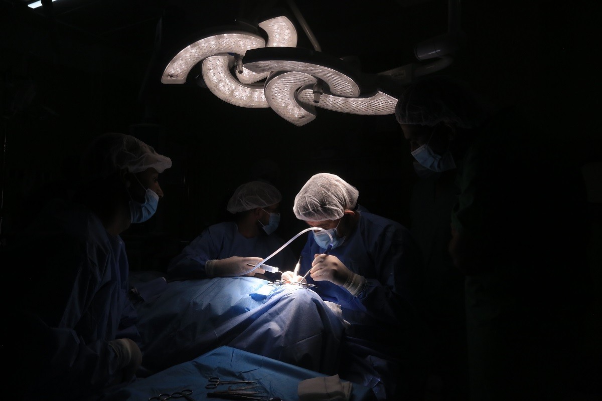 مستشفى حمد بغزة يستقبل وفدًا طبيًا قطريًا لزراعة القوقعة وتركيب أطراف ذكية