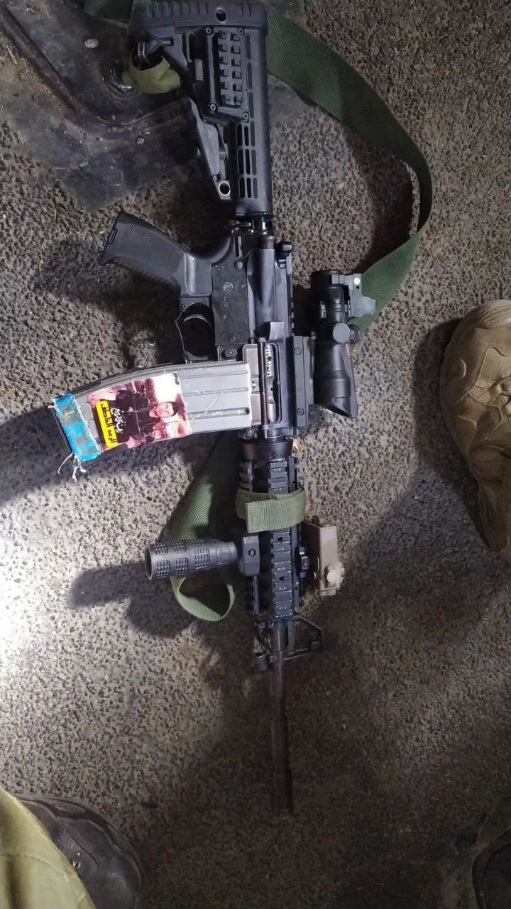 الإعلام العبري ينشر صورًا لسلاح الشهيد عبد خازم مطبوعٌ عليها صورة شقيقه رعد