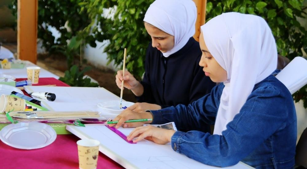 تعليم غزة تُنظم معرضًا فنيًا للرسومات الوطنية في الذكرى الـ17 لاندحار الاحتلال عن القطاع