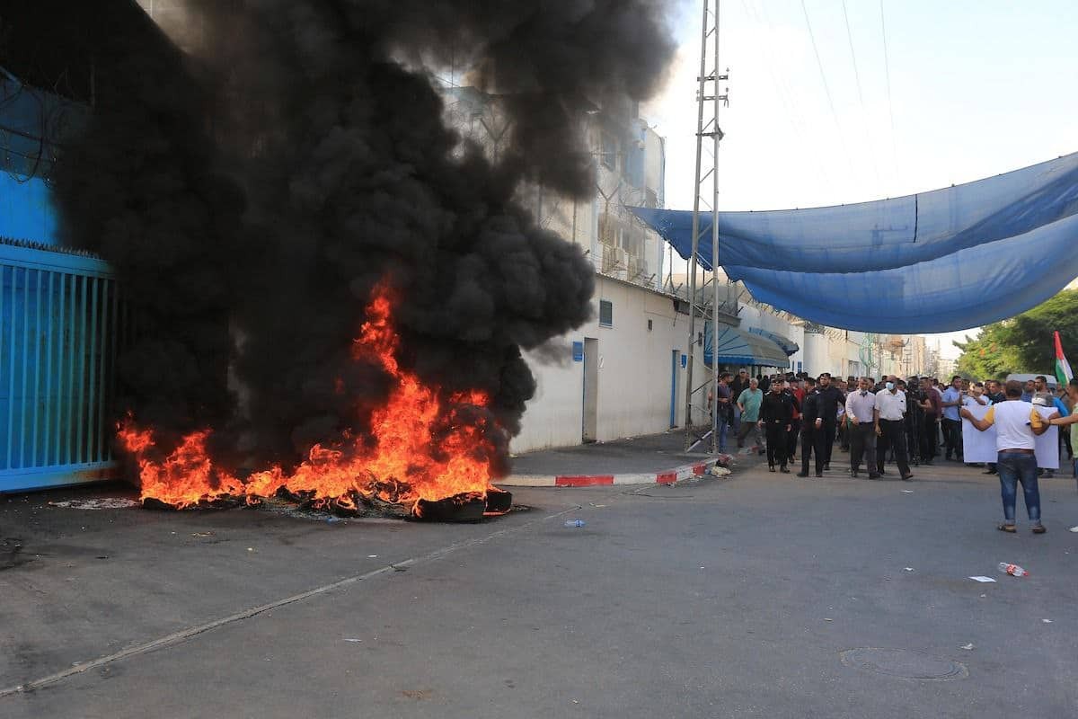 وقفة احتجاجية لمتضرري العدوان الإسرائيلي على غزة عام 2014 أمام "أونروا"