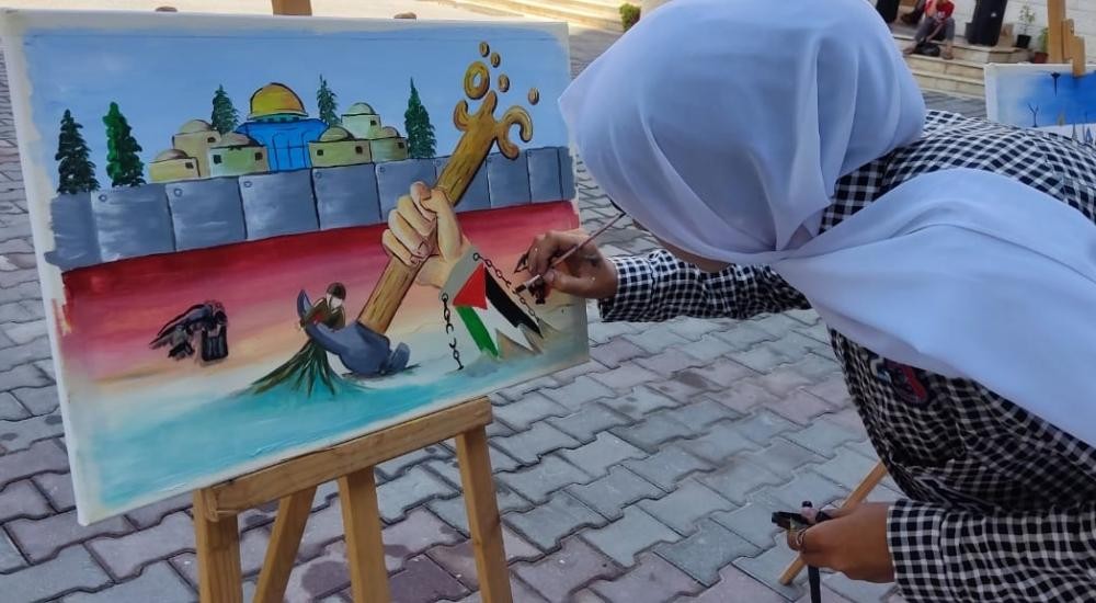 تعليم غزة تُنظم معرضًا فنيًا للرسومات الوطنية في الذكرى الـ17 لاندحار الاحتلال عن القطاع