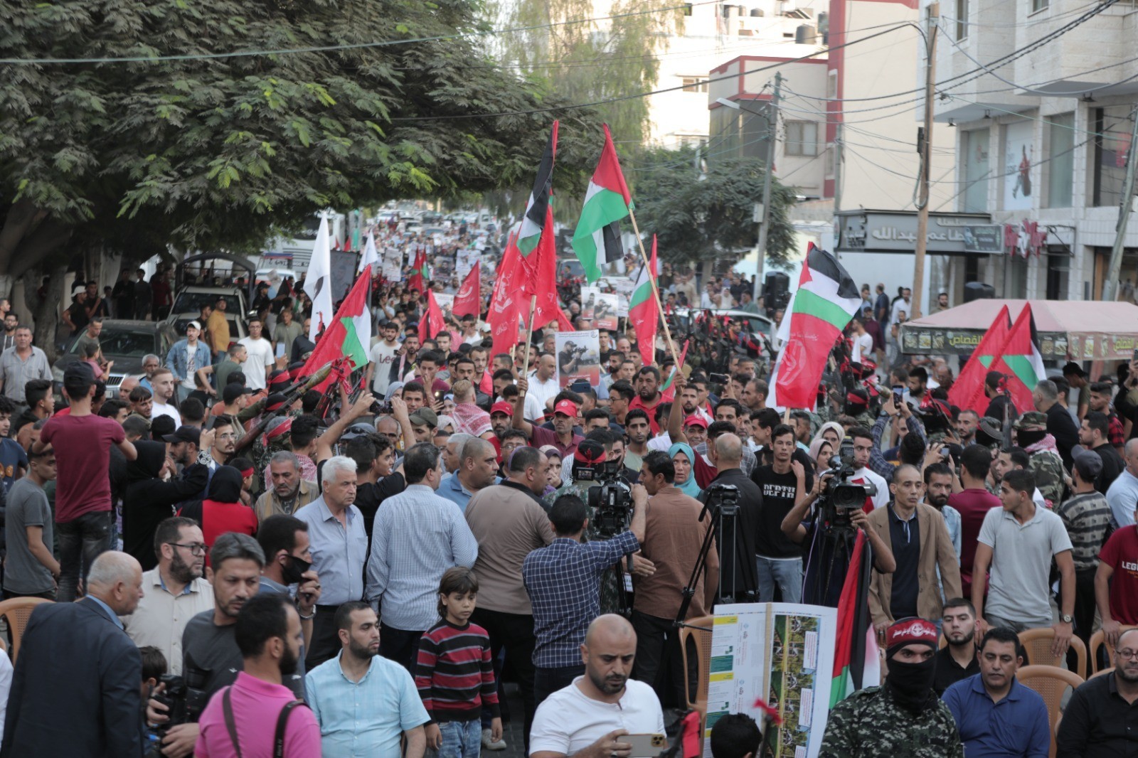 بالصور: الجبهة الشعبية تنظم جنازة عسكرية للشهيد تامر الكيلاني بغزة