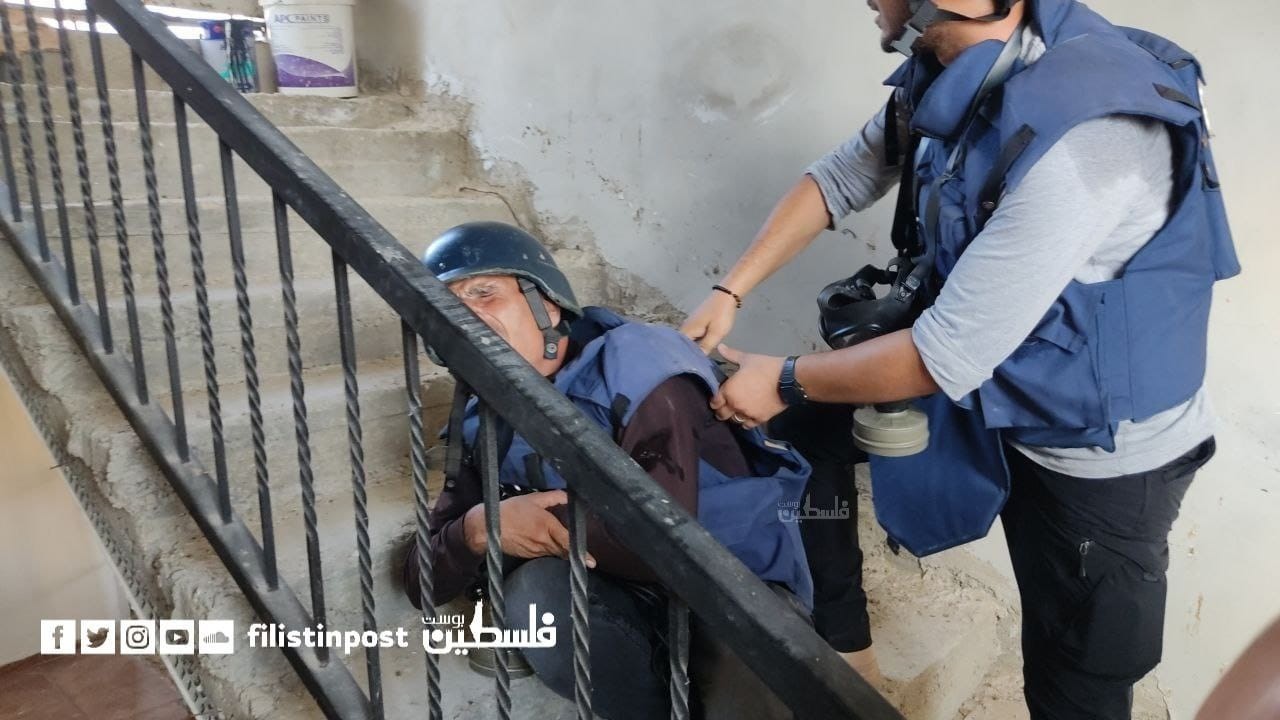 بالصور: إصابة صحفيين من طاقم تلفزيون فلسطين خلال تغطيتهم أحداث نابلس