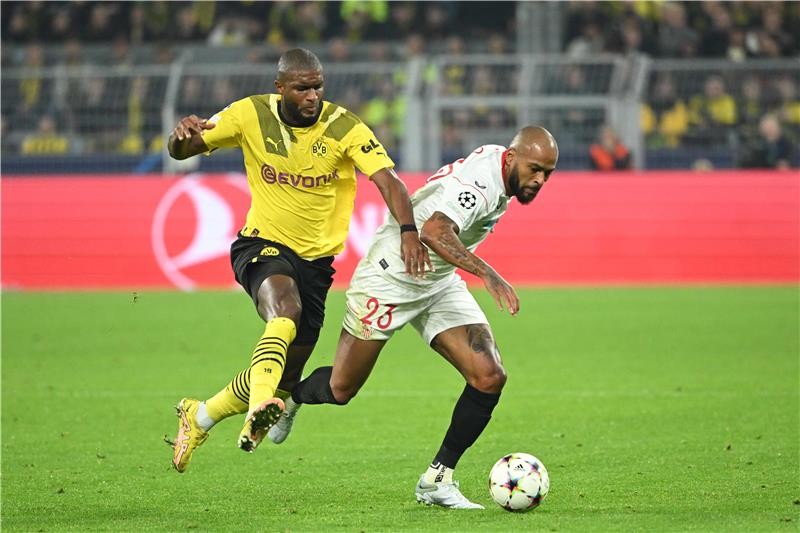 بالصور : دورتموند يتعادل مع إشبيليه ويهدي التأهل لمانشستر سيتي