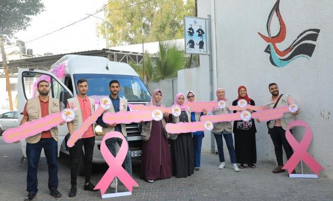 البدء بحملة "الباص الوردي" للتوعية بسرطان الثدي في قطاع غزة