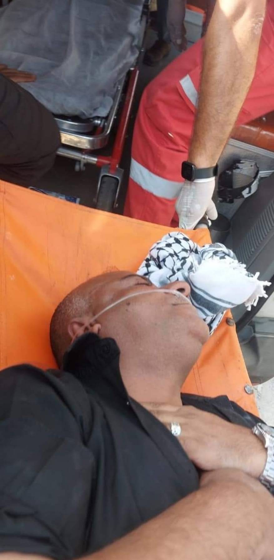 بالصور: إصابة الوزير مؤيد شعبان جراء اعتداء الاحتلال عليه في طولكرم