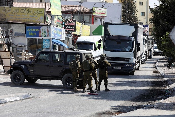 الاحتلال يُغلق مداخل نابلس ويُشدد إجراءاته العسكرية في محيطها