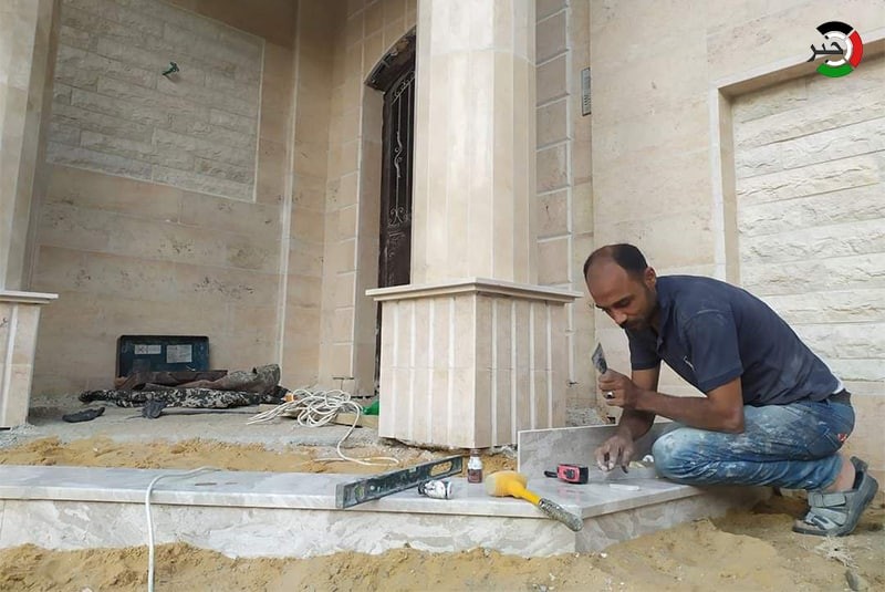 شاهد: شباب غزّة يُبدعون في تصميم وتركيب مطابخ الجرانيت والرخام