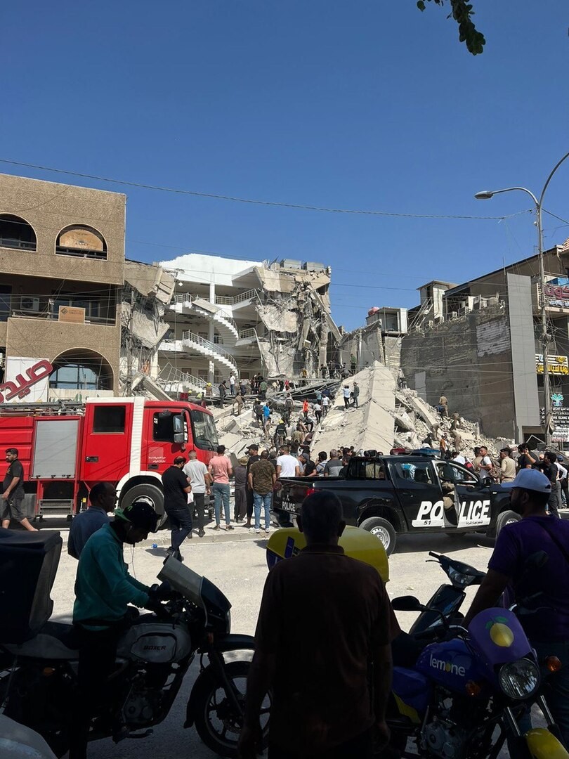 انهيار مبنى بالكامل في بغداد وعمليات الإنقاذ متواصلة
