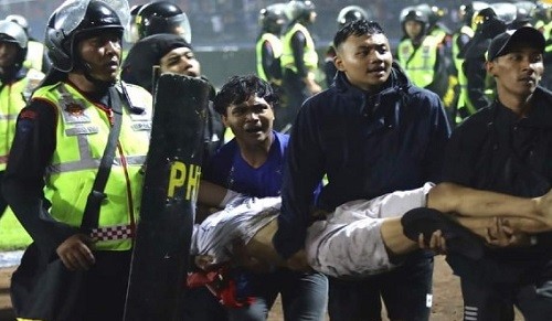 بالصور : كارثة.. مصرع 127 وإصابة 180 في مباراة بإندونيسيا