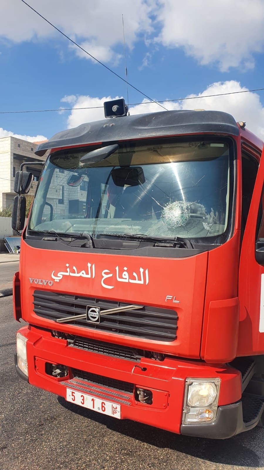 مستوطنون يعتدون على مركبة للدفاع المدني في نابلس
