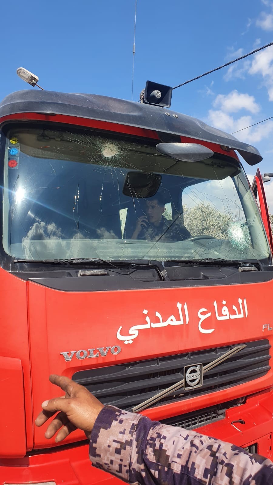 مستوطنون يعتدون على مركبة للدفاع المدني في نابلس