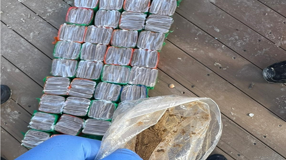 شرطة الاحتلال تُعلن العثور على عبوات تحتوي على مخدرات في شواطئ تل أبيب