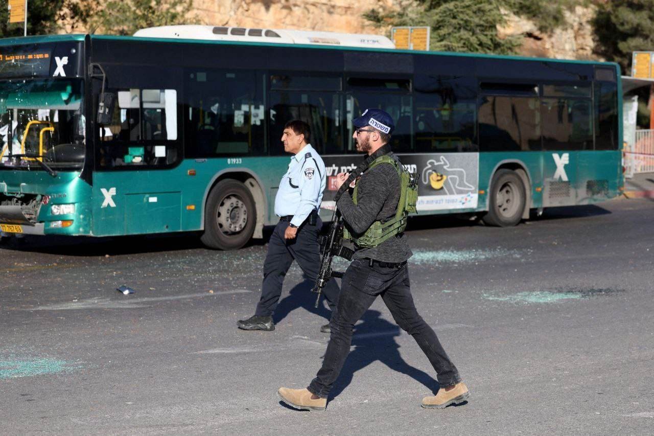 الإعلام العبري: قتيل وعشرات الإصابات إثر عدة انفجارات في القدس المحتلة