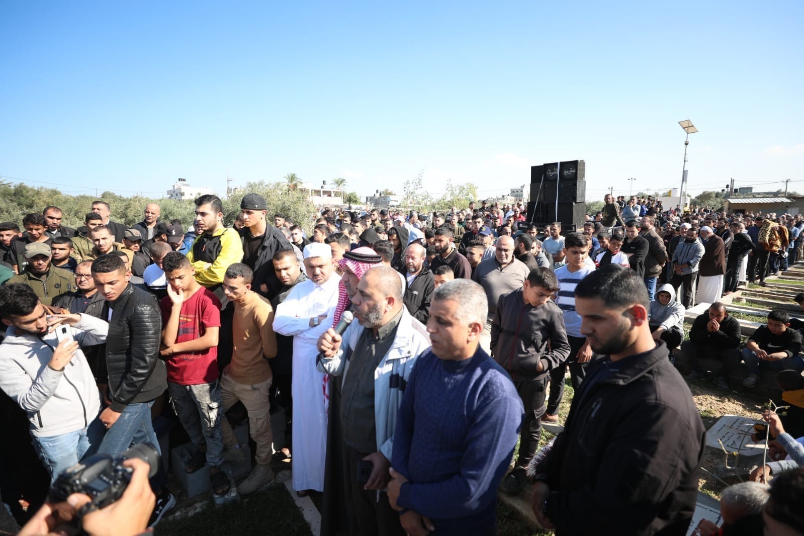 جماهير غفيرة من أهالي مخيم البريج يُشيعون جثمان والد القيادي مروان عيسى