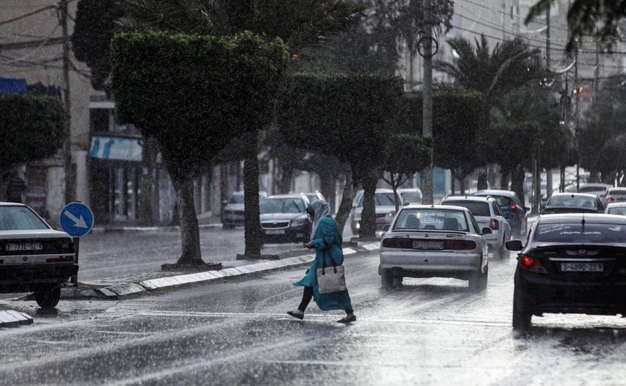 غرق شوارع قطاع غزة نتيجة الأمطار الغزيرة وضعف البنية التحتية
