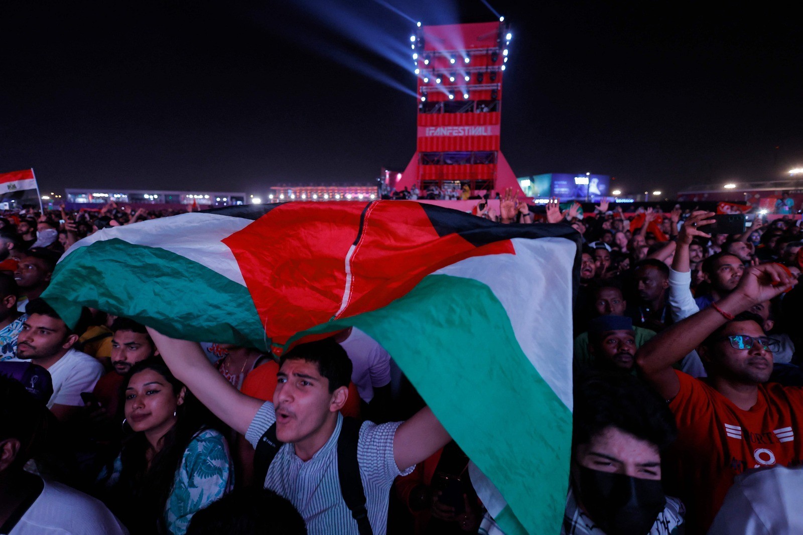 بالصور: علم فلسطين يرفرف في منطقة درب لوسيل بالدوحة