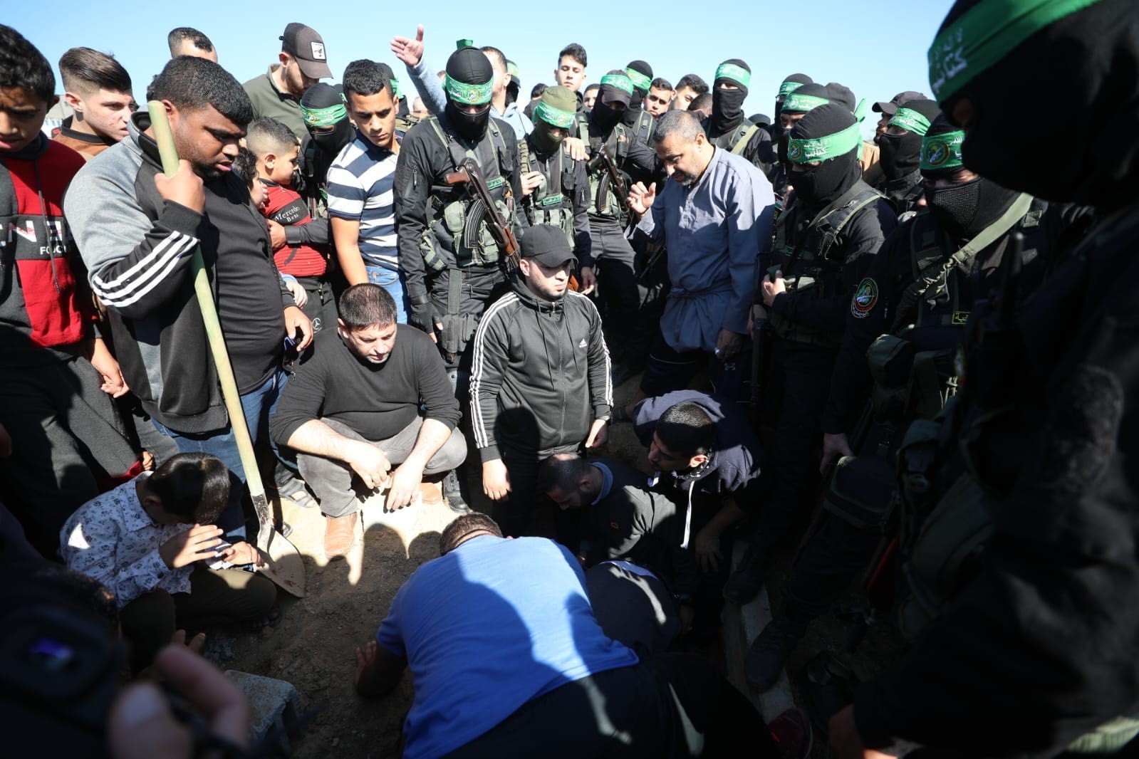 جماهير غفيرة من أهالي مخيم البريج يُشيعون جثمان والد القيادي مروان عيسى