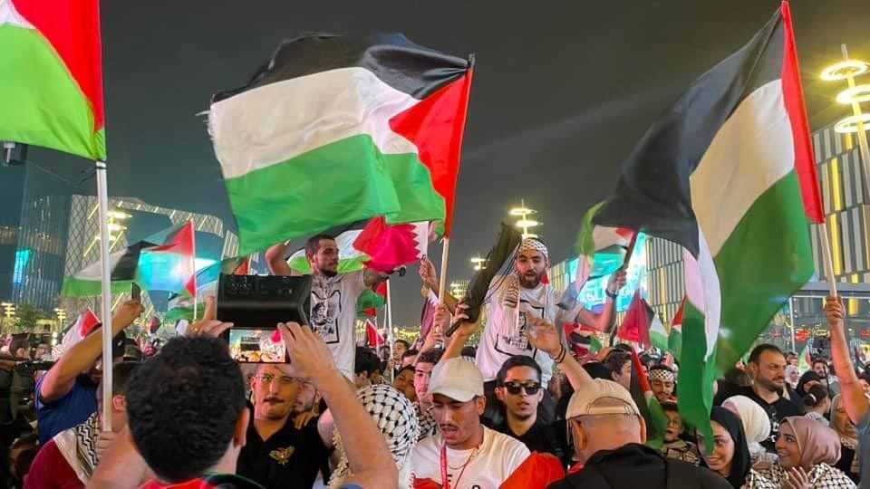 بالصور: علم فلسطين يرفرف في منطقة درب لوسيل بالدوحة