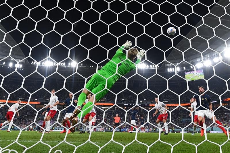 بالصور : بعد 22 عاما.. مبابي يفك عقدة الدنمارك ويصعد بفرنسا للدور الثاني