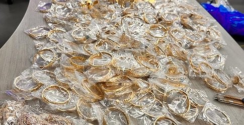 شرطة الاحتلال تزعم إحباطها لعملية تهريب شحنة ذهب من تركيا للقدس