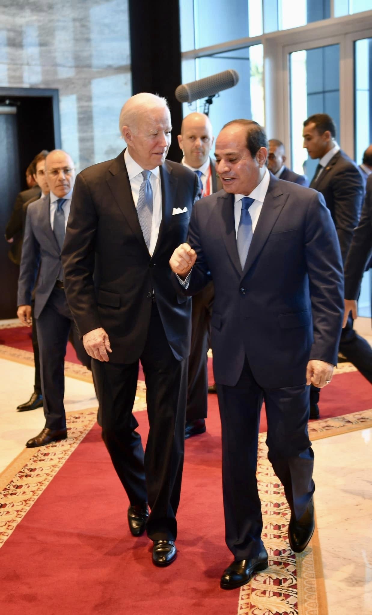 بالصور: تفاصيل لقاء الرئيس المصري مع بايدن في شرم الشيخ