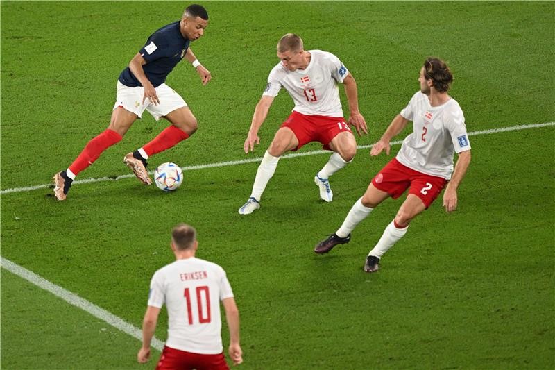 بالصور : بعد 22 عاما.. مبابي يفك عقدة الدنمارك ويصعد بفرنسا للدور الثاني
